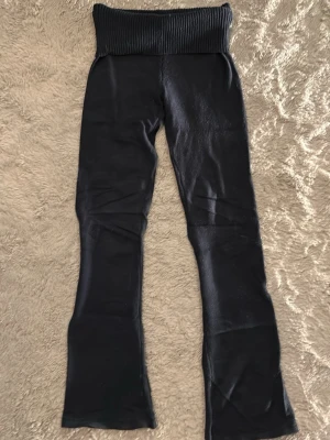 Mörkblåa Stickade fold over utsvängda byxor - Söta stickade byxor från Gina tricot som har använts ett få tal gånger🩷