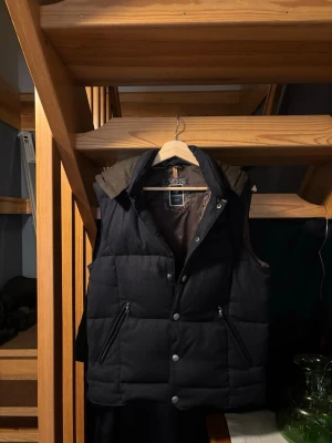Hansen Jacob vest   - Säljer en riktigt snygg Hansen och Jacob vest i blå färg, perfekt nu till våren och sommaren riktigt snygg och skön, luvan går att ta av om man så vill det. Priset går att diskutera 