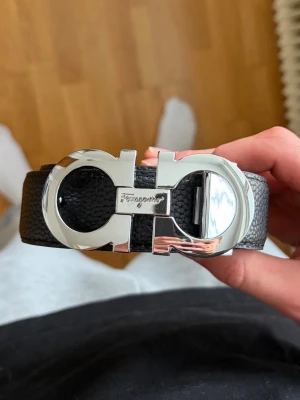 Ferragamo bälte läder - Snyggt svart bälte från Salvatore Ferragamo med exklusivt silverfärgat spänne i metall. 110cm. Skicka gärna bud! (Priset är inte fast) 💯