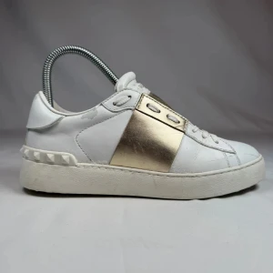 Valentino Open guld - Snygga vita sneakers från Valentino med en bred metallic guldpanel. Bra skick och riktigt fina. Skriv gärna vid funderingar🌸