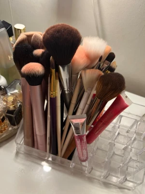 Set med sminkborstar i olika färger - Säljer ett set med sminkborstar i olika storlekar och former, perfekta för både puder, rouge och ögonskugga. Borstarna har mjuka borst i nyanser av svart, vitt och rosa. Passar dig som vill ha ett komplett kit till sminkrutinen. Borstarna kommer självklart tvättade och rena🩷pris kan diskuteras!