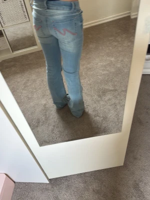Nelly jeans  - Säljer mina Nelly jeans med rosa detaljer som är i mycket bra skick. Jag har använt de några få gånger och har inga stora defekter. Det som är lite slitet är längs nere på byxan vid fötterna men är inget som syns när man har på sig dem. Hör av er om ni har frågor💕