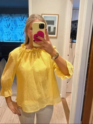 Blus - Söt gul blus nu till våren och sommaren🌞🌺