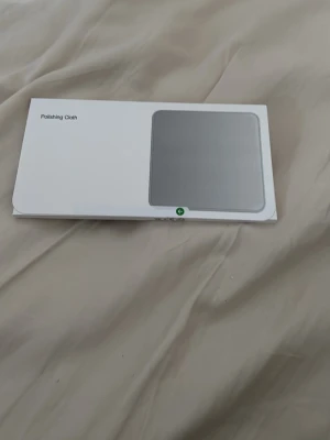 Apple Polishing Cloth grå - Säljer en Apple Polishing Cloth i grå färg. Den är tillverkad i mjukt mikrofibermaterial och passar perfekt för att rengöra skärmar på mobiltelefoner och andra Apple-produkter utan att repa. Kommer i originalförpackning med stilren design.‼️‼️ har 19 stycken hör av om du vill köpa bulk. 100kr styck om man köper alla‼️‼️