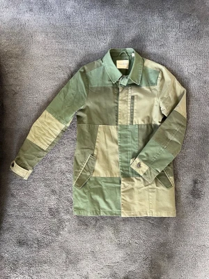 Scotch & Soda Rock - Väldigt fin Patchwork Jacka/rock från Scotch and Soda. Militär-inspirerad look. Tunnare material och en perfekt vårjacka!  Stl: S  Fint skick men finns ett litet ytligt brännmärke längst ner på jackan (se sista bild).