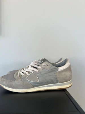 Philippe Model - Säljer ett par riktigt feta Philippe model skor i storlek 43. Dom är i fint skick enda är en liten söm som spruckit på sidan, kan skicka bild🙏 Säljer dom så pass billigt eftersom du inte får med box till skorna. Jag fraktar i 2 skor påsar. Billigaste frakten ↙️