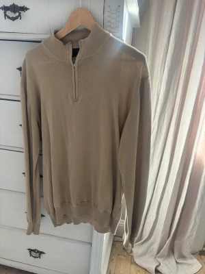 Oscar Jacobsson quarter zip beige (sand) - Säljer nu denna Oscar Jacobsson quarter zipen i färgen beige. En färg som inte längre finns, tröjan är knappast använd och i väldigt bra skick där nypris ligger på ca 1600 kr. Vid fler frågor vänligen kontakta mig!                                                    MVH