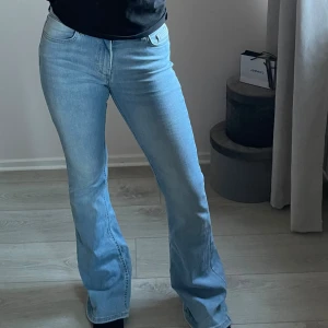 Ljusblå flare jeans från ONLY - Säljer ett par ljusblå bootcut jeans från ONLY i storlek XS. Jeansen har klassisk femficksmodell, normal midja (midwaist) och utsvängda ben. Väldigt stretchiga vilket gör att de även passar dig som bär storlek S vanligtvis. Lite långa på mig, längden passar någon som är ca 170cm. Säljer pga att de är väldigt tighta på mig. (är 160 och bär oftast S-M för referens).