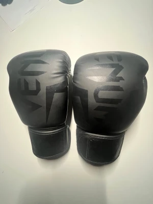 Venum 12oz boxningshandskar – Svarta – Grymt skick - Svarta 12oz boxningshandskar från Venum. Perfekta för boxning, pads, säckträning och sparring. Sitter bekvämt och ger bra stöd för handlederna.  • Storlek: 12oz • Färg: Svart • Skick: Bra skick / sparsamt använda • Inga skador eller dålig lukt  Säljes för att jag började aldrig på boxning köpte dem och börja aldrig.  boxing gloves, venum, boxning, mma, kickboxning, gym, träning, sparring, fight gear