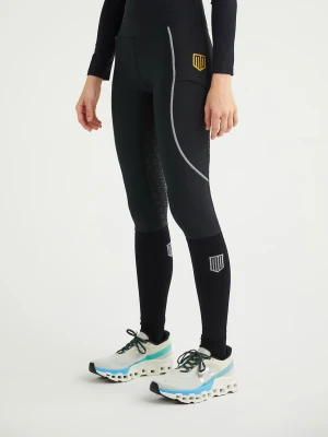 Mörkblå ridtights från Maya Delores  - Snygga mörkblå  ridtights från Maya Delorez med gråa detaljer och gult logomärke på låret. Tightsen har helskodd design med mönstrat grepp på insidan av benen och bak, samt reflekterande sömmar. Perfekta för träning och ridning.