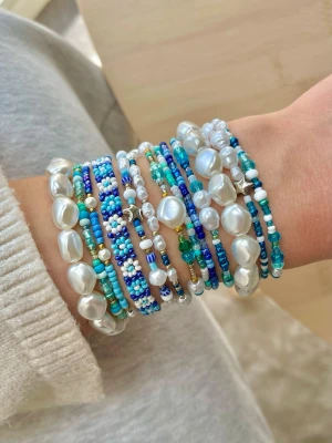 Pearl bracelet - ✨ 13 Handmade beaded bracelets ✨ Each bracelet is carefully handmade, making every piece unique. They are stretchy comfortable, and durable, designed to fit all wrist sizes perfectly. 💚  I offer bundle discounts if you buy multiple items. Check out my profile for more bracelet kits and designs available!  Perfect as a gift or to treat yourself 💫