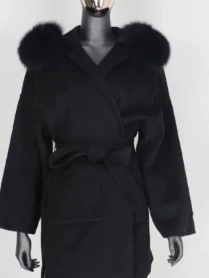Svart kappa med päls  - Stilren svart kappa med stor päls på luvan och ett brett knytskärp i midjan. Skriv privat för fler bilder. Pris går att diskuteras vid snabb affär!