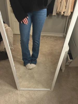 Wrangler jeans  - Säljer ett par super snygga bootcut jeans från Wrangler, har en liten skavank längst ner vänstra benet men de är inget man märker av.💖 Storleken är W27 L32