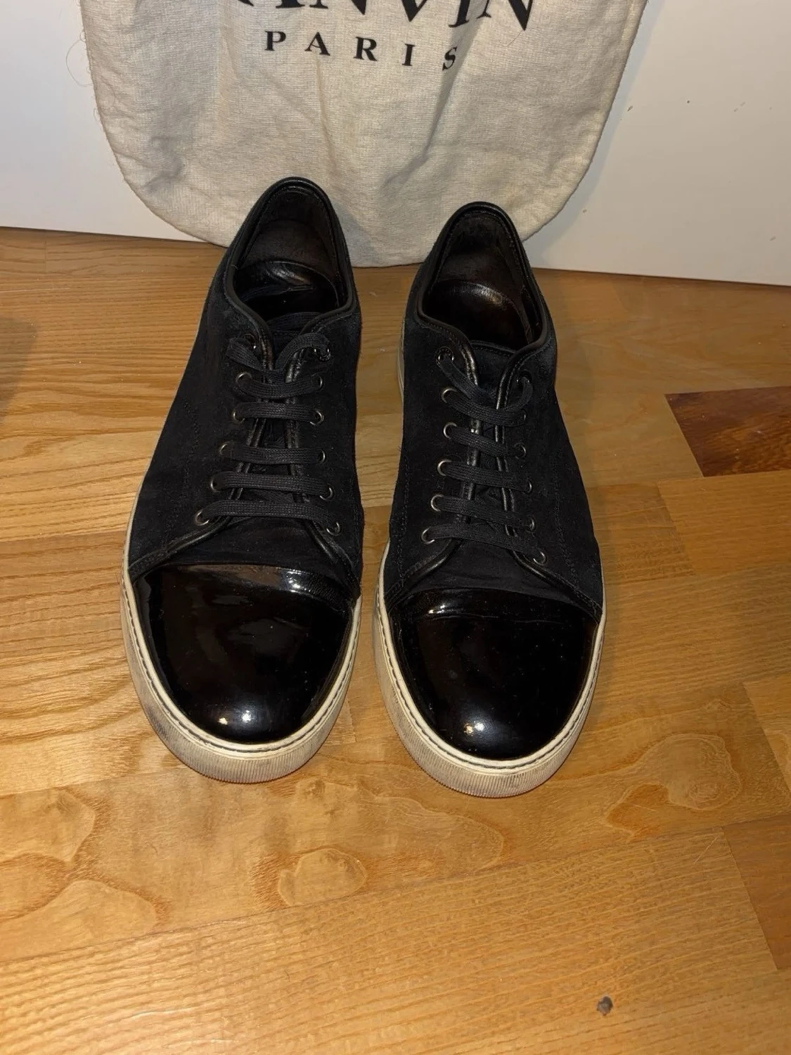 Svarta Lanvin sneakers med lackdetalj