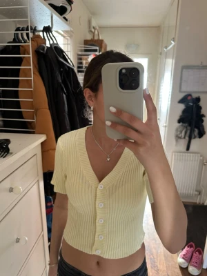 Gul ribbad kortärmad kofta - Säljer denna gula somriga kofta då den inte används😊