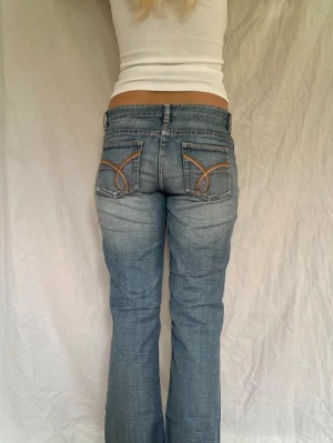 Lågmidjade bootcut jeans  - Midjemått- 39 cm (rakt över) innerbenslängd 76 cm🩷🙌