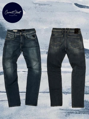 Replay Anbass blå jeans herr 31 - Säljer ett par Replay Anbass jeans i klassisk blå tvätt med snygga slitningar och kontrastsömmar. Modellen har fem fickor, normal passform och raka ben. Tillverkade i mjukt jeansmaterial som sitter skönt hela dagen. Längden på hela är, 108cm. Innerbenslängd, 84cm och 39cm i midjan.