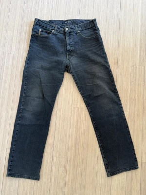 Mörkblå jeans från Armani Jeans - Sällsynta jeans från Armani jeans i en straight/lös passform. Vid fler frågor eller intresse för fler bilder är det bara att höra av sig🤠