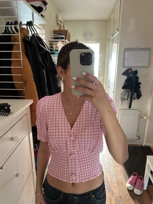 Rutig rosa blus med v-ringning - Säljer denna rosa fest topp💗😇