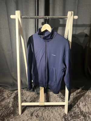 Balenciaga Small Logo Track Top - Balenciaga Small Logo Track Top Storlek: M Färg: Mörkblå Skick: 9/10 Hör av er vid fler frågor eller funderingar!✌️😌 //Hugo