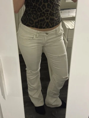 Vita lowwaist jeans - Köpta från Gina Tricot förra året och har använts en del men är i väldigt bra skick ändå! Inga skador eller så! Storlek 164 på jeansen, och passar mig som är 161cm. 