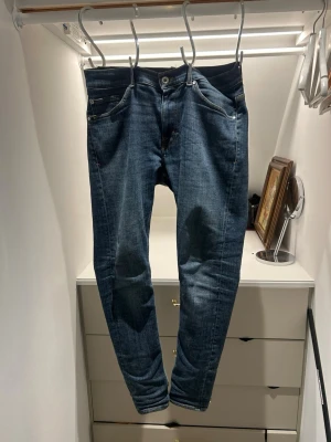 Tiger of Sweden jeans - Snygga mörkblå slim fit jeans med klassisk femficksdesign. Jeansen har normal midja och slim passform hela vägen ner. Tillverkade i stretchigt denimtyg för extra komfort. Perfekta för en trendig och avslappnad look. Hör av er vid frågor😁 priset är inte hugget i sten 🪨😁storlek 30/32!