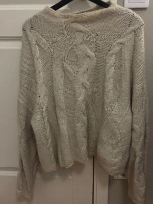 Beige stickad tröja Kay/day x Sanna Jörnvik Deman  - Stickad tröja från samarbetet Key/Day x Sanna Jörnvik Deman 🤍 I en mjuk och lyxig mix av polyester, ull och mohair – ger en fin, lite fluffig känsla. Endast testad, i nyskick! Perfekt som ett stilrent basplagg till både vardag och mer uppklätt. Storlek M, normal passform.