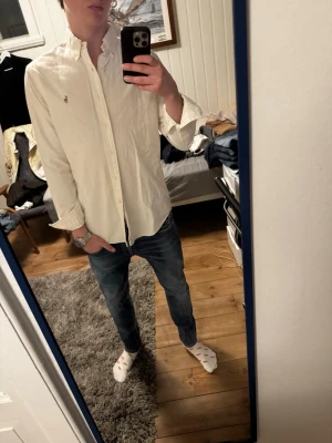 Ralph Lauren Skjorta - Snygg vit Ralph Lauren Skjorta  | Kanon skick | Modellen på bilden är 182 och väger 70 kg | P102