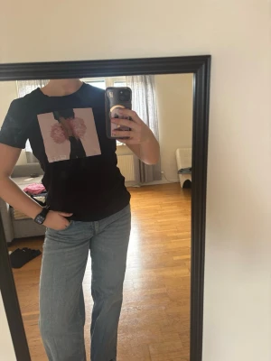 T-shirt VeroModa - T-shirt med motiv från VeroModa, storlek M!