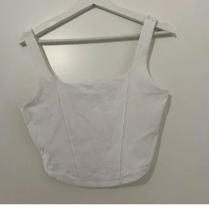 Vit croppad topp - En enkel och stilren vit croppad linnetopp från GinaTricot. Endast testad. Nypris 129kr.