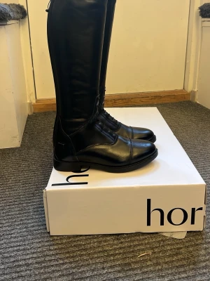 Nya ridstövlar från Horze💕 - Använda en gång. De kom inte till användning, därav säljer jag dom.  Nypris ligger runt 900 beroende var du köper ifrån💕  Skokartong medföljer såklart! Läs mer https://horze.eu/products/rover-kids-tall-field-boots-black  Kan självklart skickas, men finns även att hämta upp i Stockholm. 