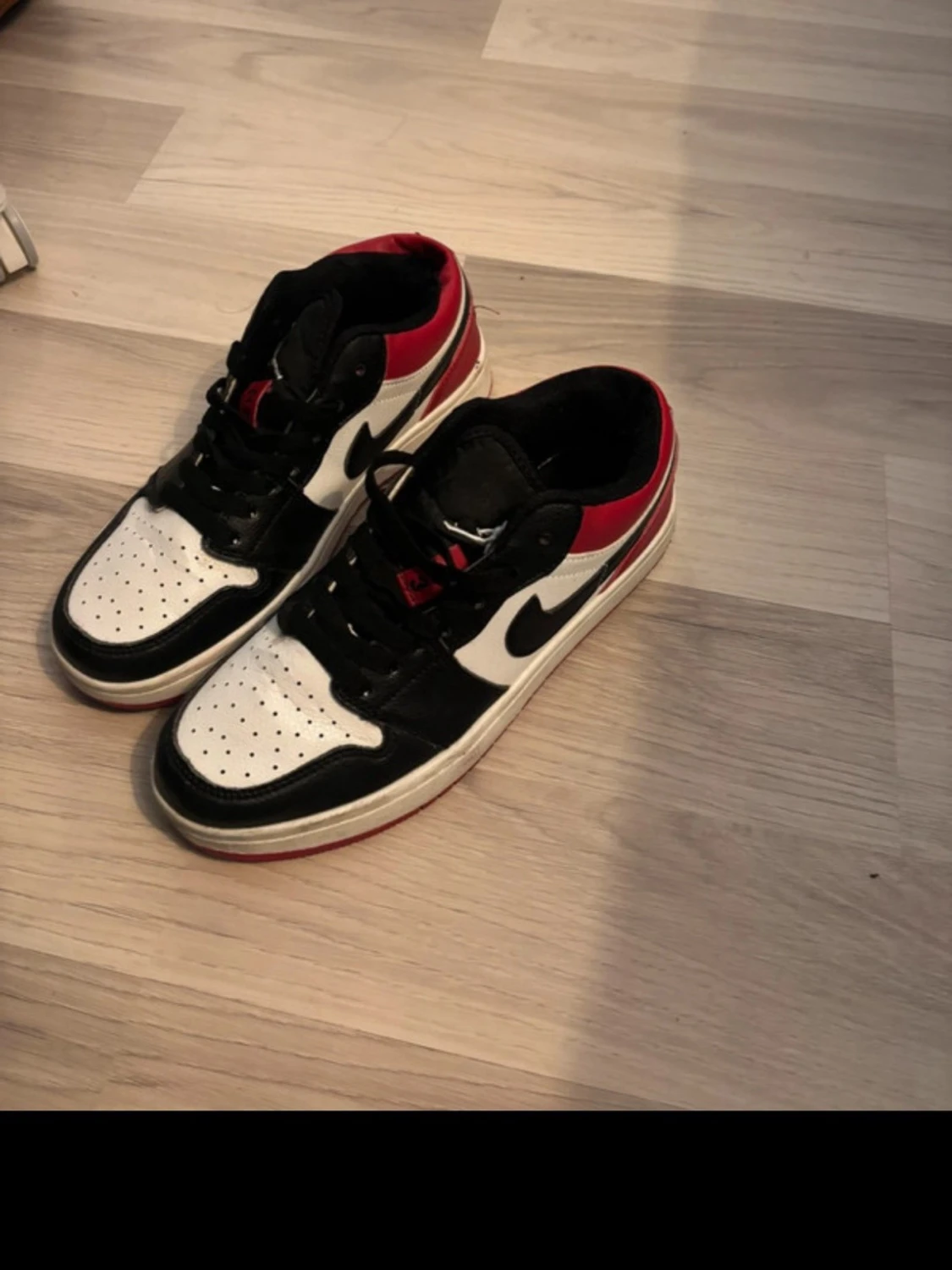 Nike Air Jordan 1 Low svart/vit/röd