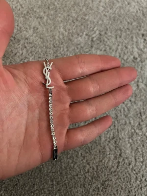 YSL Armband  - Helt ny & Oanvänd ✔️, Skickas inom 1 dag 🚀, kontakta gärna för mer info ☺️