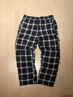 Pyjamasbyxor  - Tjena! Säljer nu dessa extremt bekväma pyjamasbyxorna. Storlek L och i mycket bra skick! Priset är ej hugget i sten så hör av dig vid minsta fundering:)