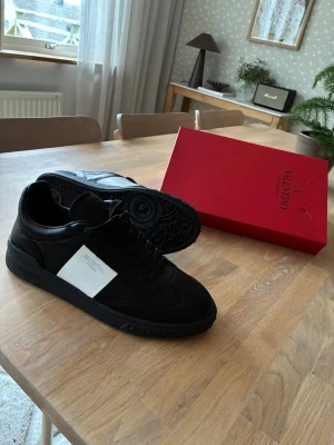 Valentino Garavani skor - På köpet får man ett par lacost skor också som är jätte rena fast utan själva boxen så passa på och köp innan nån annan köper 😉