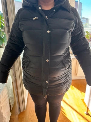 Rock and blue jacka  - En höst och vinter jacka jag säljer då den inte längre används, den är använd men fortfarande i mycket bra skick. Den är liten i storleken. Nypris 3000kr