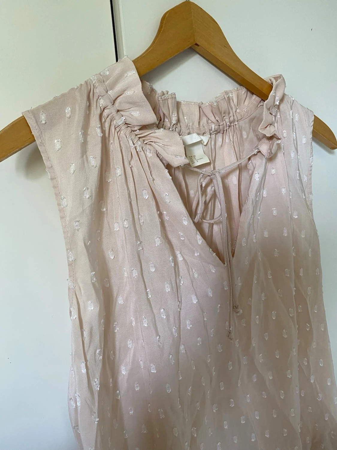 Ljusrosa blus med volang och knyt - 1