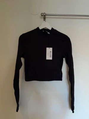 NAKD topp - Helt ny topp från NAKD. Det främre partiet under bysten är i mesh. 