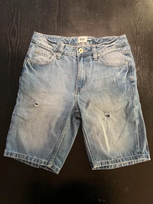 Blå shorts Lager 157 - Snygga blå jeansshorts från Lager 157 med slitna detaljer. 