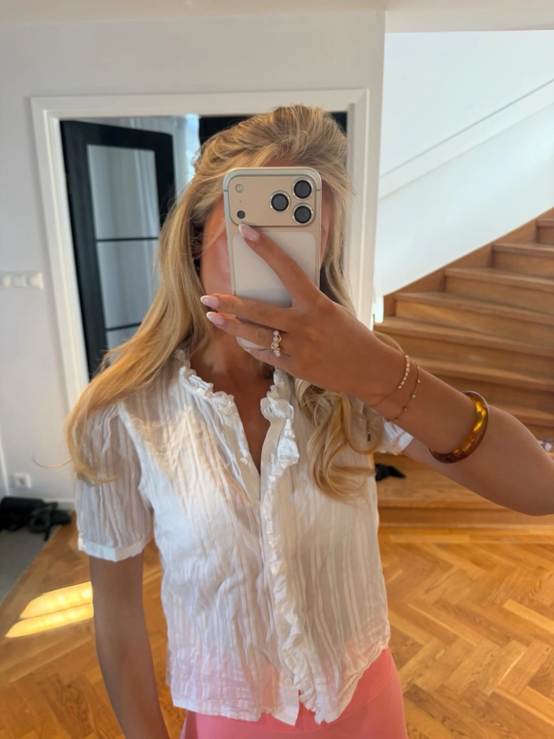 Vit blus med volangkant - 1