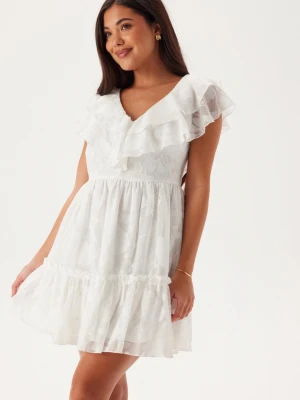 Studentklänning  - Superfin vit volangklänning med v-ringning både fram och bak. Använd en gång på studenten! Inga defekter🤍Storlek Xs men passar mig som oftast är en S!                                                             Köpt på bubbleroom för 699 förra året! 🤍