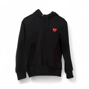 Cdg hoodie - Hoodie från cdg i storlek S utan defekter! Hör av er vid minsta lilla!