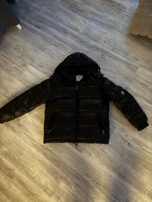 Moncler maya jacka - Snygg och billig moncler maya jacka, kom privat för frågor eller bilder, priset kan ej vara hugget i stenen vid snabb affär😉