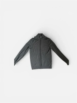 Mörkgrå ziptröja med hög krage - Snygg mörkgrå ziptröja med hel dragkedja och hög krage. Tröjan har en minimalistisk design och är tillverkad i ett mjukt, tunt material som passar perfekt för lager-på-lager. Långa ärmar och ribbade muddar ger en clean look.