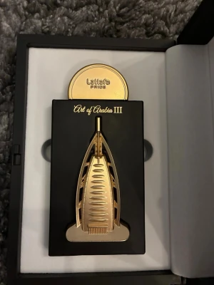 Lattafa Art of Arabia III - Jag säljer denna oanvända parfym från Lattafa, en djup och exklusiv doftprofil som passar exklusiva tillfällen. Doften är i princip oanvänd, 99/100ml kvar. Medkommer dessutom låda för parfymen. 