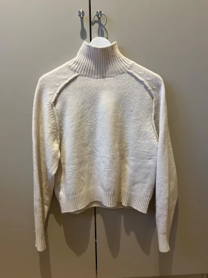 Vit stickad polotröja - Jätte fin stickad beige polo tröja med sömmar vid axlarna🥰