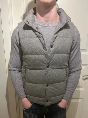 Massimo Dutti vändbar väst - Säljer en riktigt skön Massimo Dutti väst! | Mycket fint skick utan defekter! | Storlek S. | Ställ gärna frågor innan du köper!