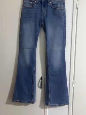 Blå bootcut jeans  - Säljer ett par ljusblå bootcut jeans. 👖