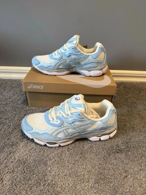 Ljusblå Asics gel nyc - Väldigt populära och snygga asics gel nyc i en snygg ljusblåa färg. Box ingår! Aldrig använda. Pris kan diskuteras vid snabb affär!
