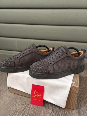 Christian Louboutin  - Tjaba, säljer nu mina loubutin då dom börjar bli för små och vill kika på nytt dom är andvända men fortfarande fina i mockan. Saknas två spikar men inget man tänker på priset är inte hugget i sten 